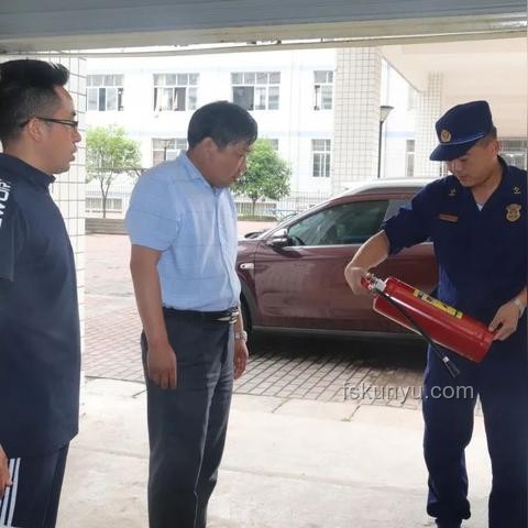 首个出考场的初中生如何应对高考完还要中考的挑战